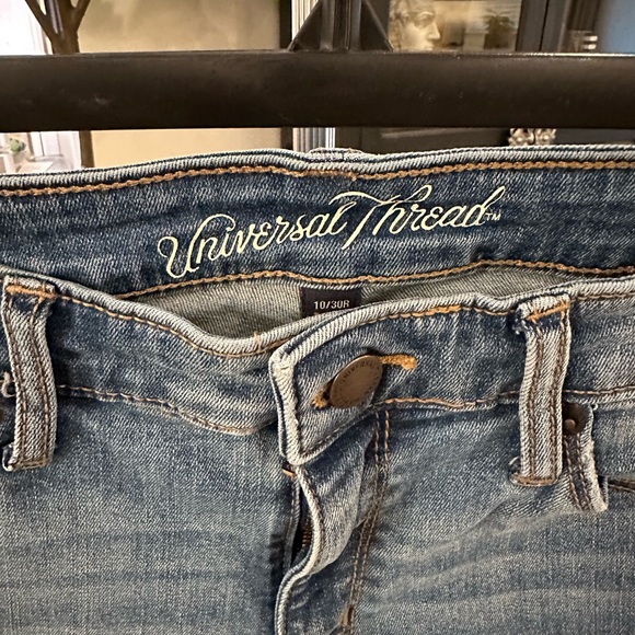 Universal Thread Jeans 10/30R Light Wash Distressed - Picture 3 of 6